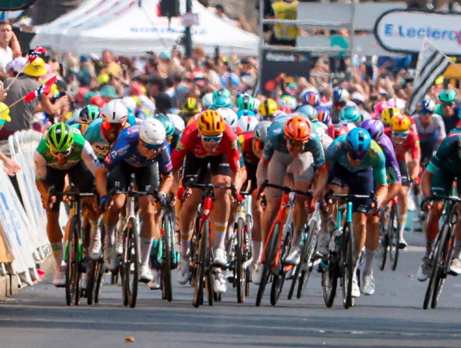 Fernando Gaviria (izquierda) quedó encerrado y contra las vallas y no logró terminar el sprint como quería en la etapa 7 del Tour, pero terminó con buenas sensaciones. FOTO: X-CAJA RURAL 
