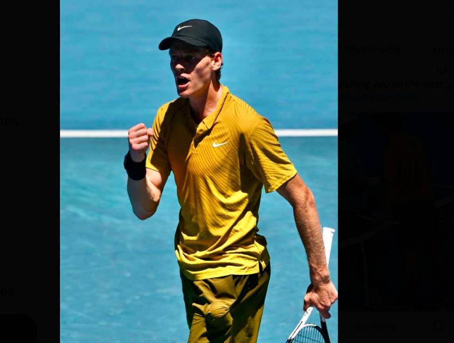 El italiano, Jannik Sinner, número dos del mundo celebra tras lograr la clasificación a octavos de final del Abierto de Australia, tras superar inconvenientes por fuertes calambres. FOTO TOMADA X@janniksin