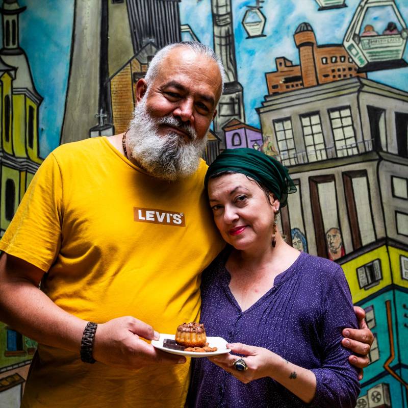 Canelés e historias de Medellín se mezclan en la Puerta Rosa de San Cayetano