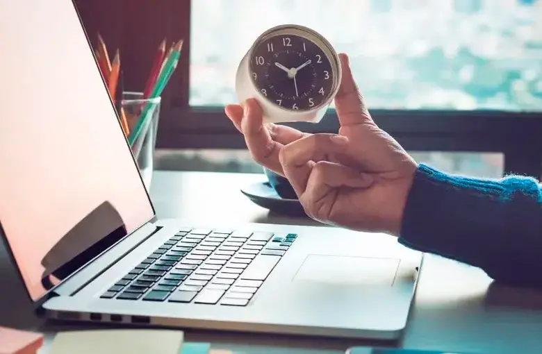 La reducción de la jornada laboral en Colombia impactó directamente el cálculo y pago de las horas extra. FOTO: GETTY