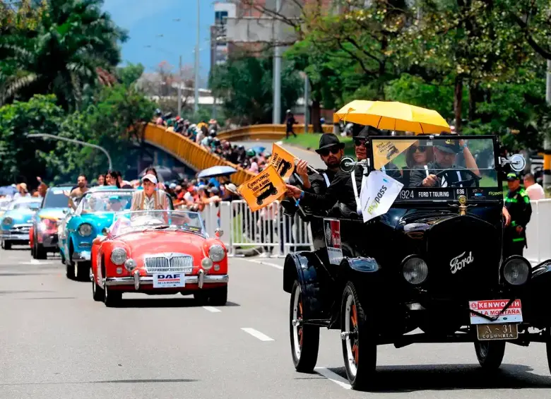 El Desfile de Autos Clásicos y Antiguos es uno de los eventos más emblemáticos de la feria, con centenares de vehículos patrimoniales recorriendo la ciudad en una exhibición de historia sobre ruedas. FOTO Esneyder Gutiérrez