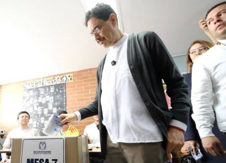 Cepeda marcando su voto en la urna en Bogotá. Foto: Redes sociales