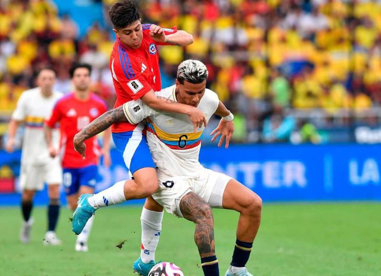 La prensa chilena describió a la escuadra de la “Roja” como “un equipo inexpresivo y extraviado” en su partido contra una Colombia dominante. FOTO: GETTY