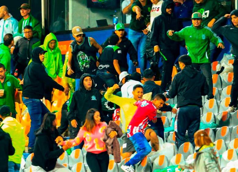 Enfrentamiento entre hinchas en la tribuna Occidental del Atanasio Girardot. FOTO: Camilo Suárez