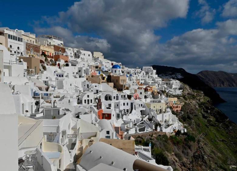 La isla griega de Santorini está viviendo fuertes actividades sísmicas desde hace una semana y ya fue declarada en estado de emergencia. FOTO: AFP