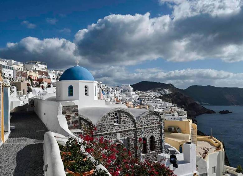 La isla griega de Santorini está viviendo fuertes actividades sísmicas desde hace una semana y ya fue declarada en estado de emergencia. FOTO: AFP