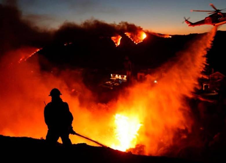 Los grandes incendios han dejado un saldo de al menos 24 muertos y serios daños en infraestructuras en Los Ángeles, Estados Unidos. FOTO: AFP