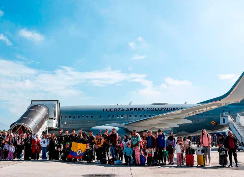El primer vuelo de este tipo llegó a Colombia el pasado 3 de octubre, con 117 colombianos provenientes de Beirut. FOTO: Presidencia