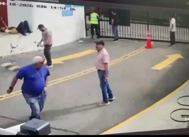 Los compañeros de las víctimas corriendo detrás del agresor. FOTO: Captura de video