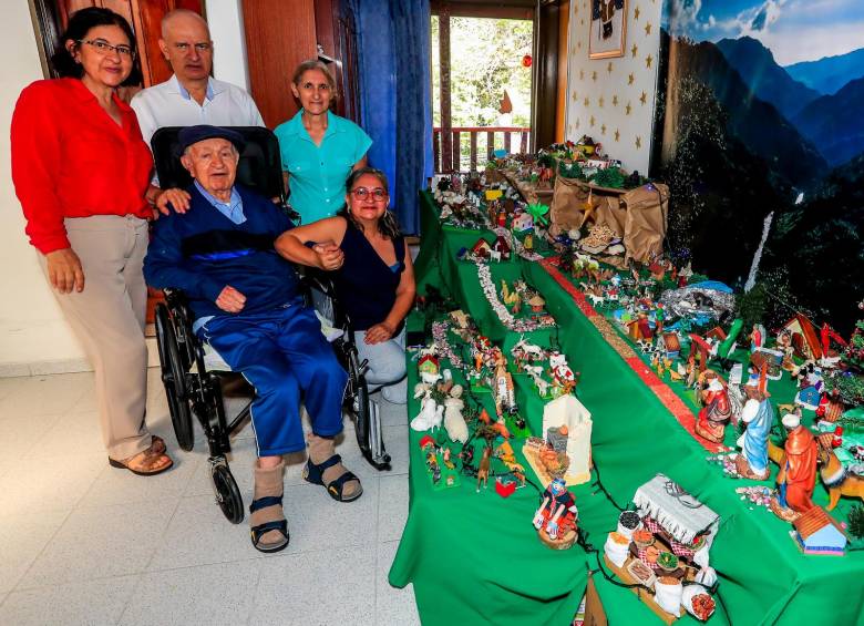 Rafael Tamayo posa enfrente de su pesebre con algunos de sus hijos e hijas: Gabriela, Rogelio, Eumelia y Patricia. Los hijos no recuerdan una sola Navidad sin su Belén. FOTO Jaime Pérez