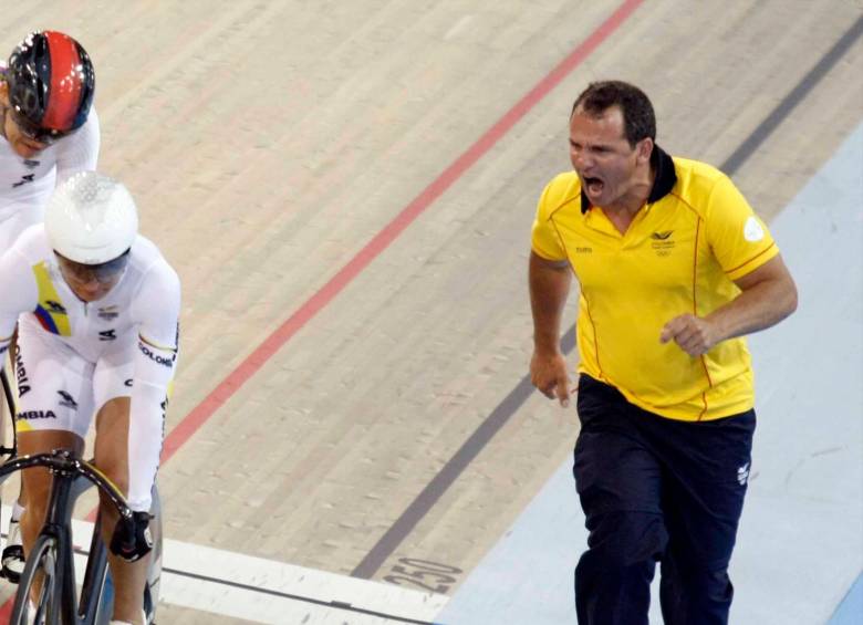 John Jaime González lleva 25 años en la dirección técnica. Después de dirigir a los élite, su siguiente reto, desde este miércoles, es el Mundial de pista júnior en Cali, donde estará a cargo de 21 deportistas. FOTO COLPRENSA