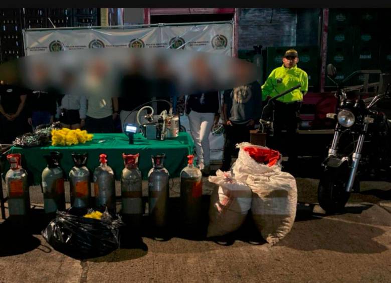 Estos eran los elementos que usarían estas personas para reenvasar cervezas y gaseosas para luego revenderlas irregularmente en establecimientos comerciales. FOTO: CORTESÍA POLICÍA METROPOLITANA