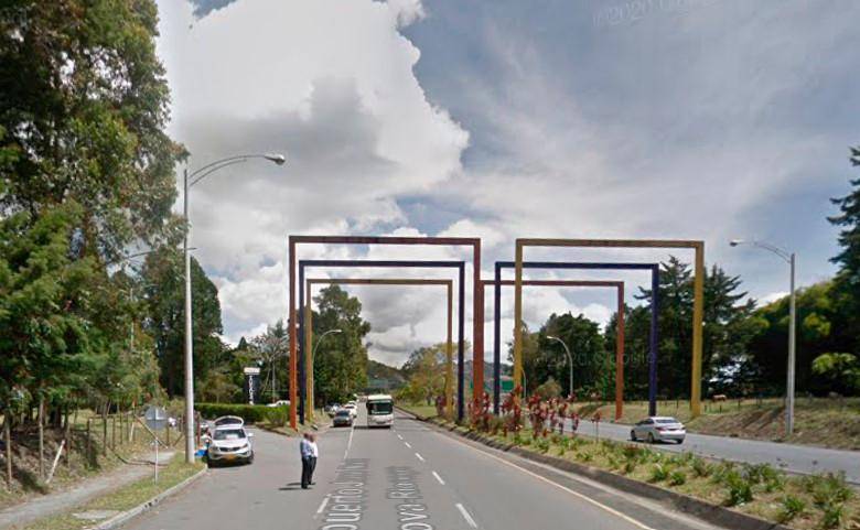 Es una de las imágenes más icónicas a la llegada y salida del aeropuerto. Esta obra es también de Hugo Zapata. FOTO Tomada de Google Maps
