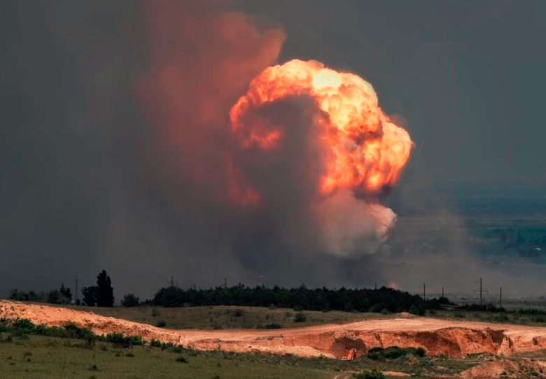 Ucrania ataca a Crimea en centro de municiones y genera gran explosión. Foto: AFP. 