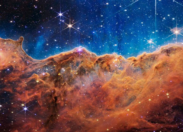 Detrás de esta cortina de polvo y gas se logran ver estrellas bebés, recién descubiertas por el James Webb. FOTO Cortesía Nasa