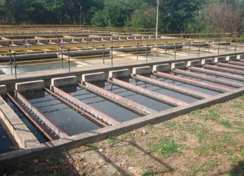 El negocio de la distribución de agua potable en el país está concentrado en 55 empresas. FOTO Colprensa.