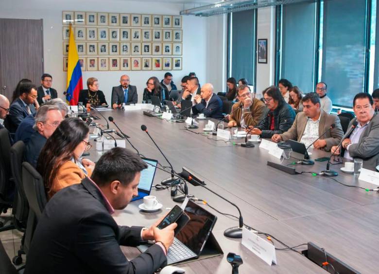 El miércoles empresarios y trabajadores destaparán sus cartas sobre ajuste del mínimo para 2025. FOTO cortesía MinTrabajo