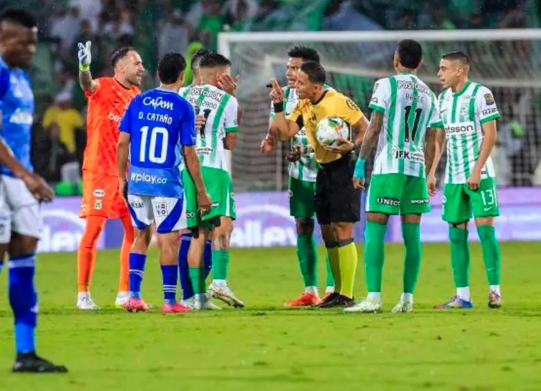 Una d las reglas que se modificará para la Liga Betplay 2 esta relacionada con el reclamo al árbitro, los jugadores no podrán rodear al central, tan solo el capitán puede dialogar con el colegiado. FOTO CAMILO SUÁREZ 