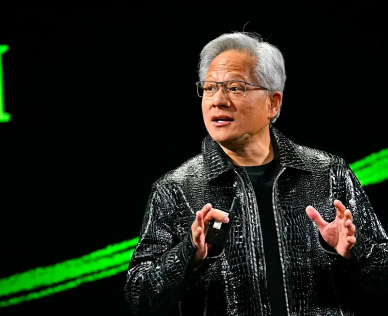 La expansión de la inteligencia artificial tendrá un costo físico: centros de datos, fábricas y redes que necesitarán trabajadores especializados. Jensen Huang anticipa una fuerte demanda por estos oficios. 