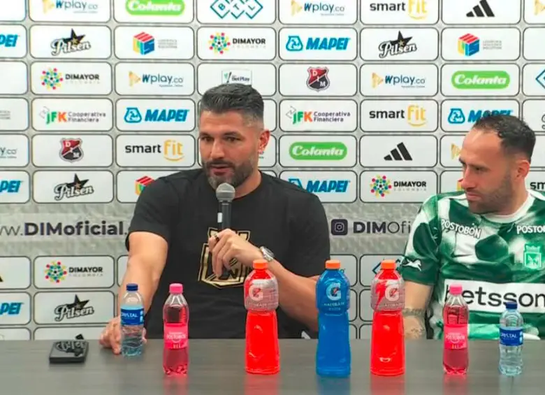 Javier Gandolfi durante la rueda de prensa después del clásico, acompañado por David Ospina. FOTO DIMAYOR