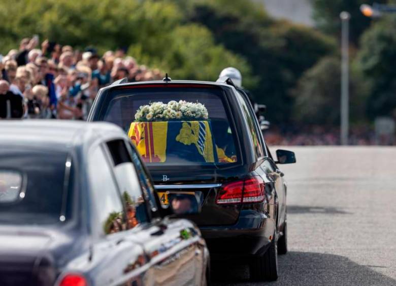 La caravana fúnebre realizó un trayecto de 280 kilómetros, desde Balmoral hasta Edimburgo. FOTO: GETTY.
