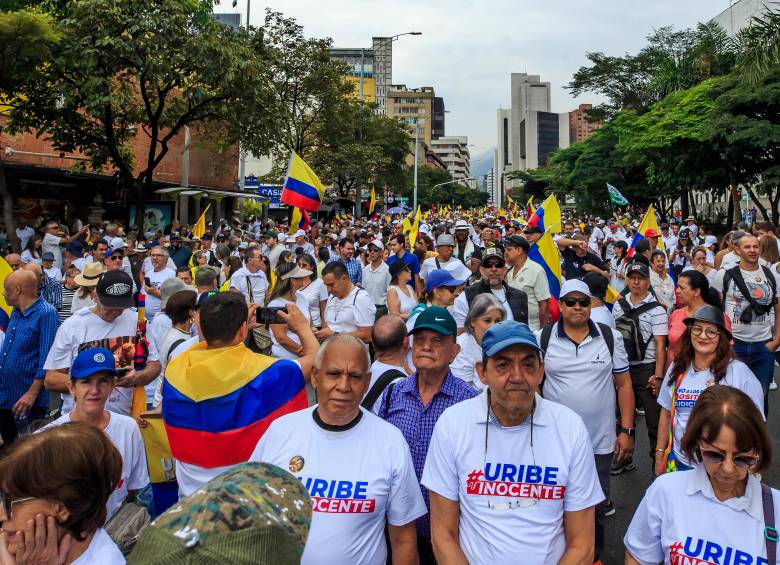 Cientos de personas, movidas por la solidaridad con el exmandatario, se manifestaron de manera pacífica por las principales vías de la capital antioqueña. Foto: Camilo Suárez Echeverry