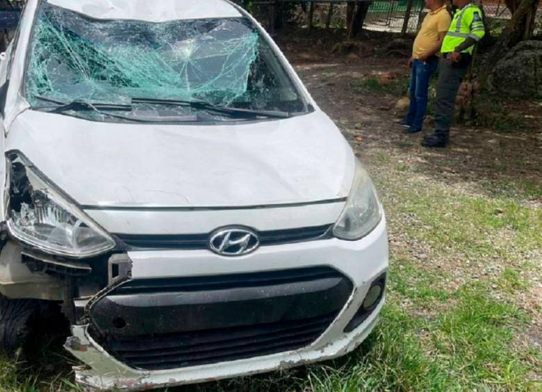 Así fue encontrado el vehículo que arrolló a los ciclistas en la vía Hatillo-Barbosa, a la altura de Copacabana. FOTO: CORTESÍA