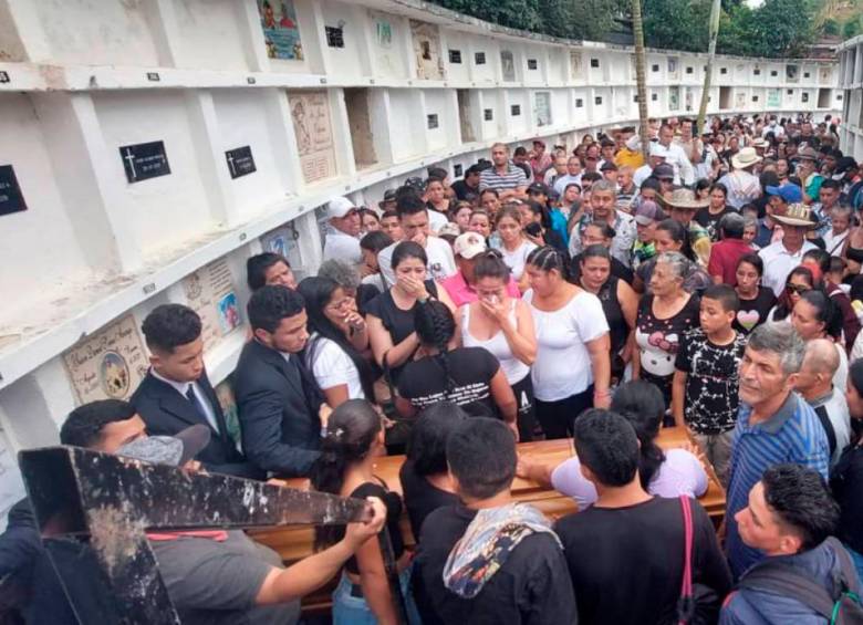 Una multitud acompañó al ataúd hasta el sitio de su reposo final. FOTO: CORTESÍA
