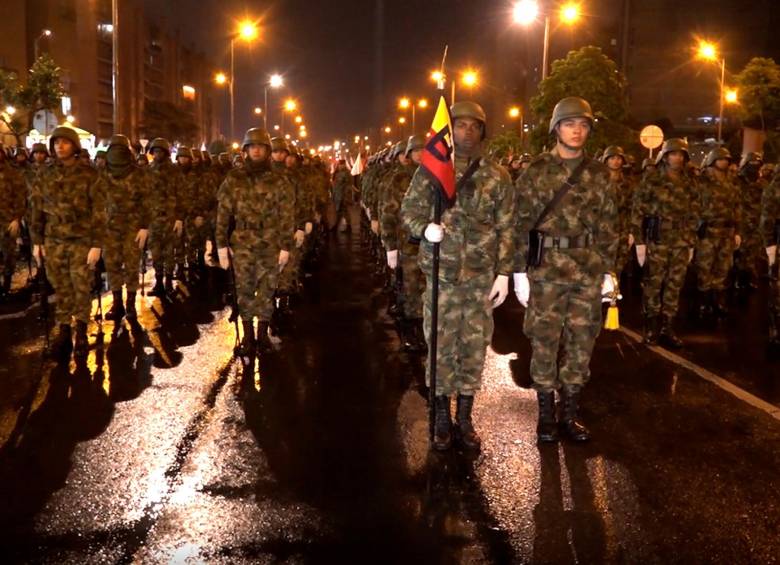 En la madrugada del pasado lunes los miembros de la Fuerza Pública hicieron ensayos del tradicional desfile del 20 de julio que se realizará por la Avenida Boyacá, en Bogotá, este año. FOTO MINISTERIO DE DEFENSA