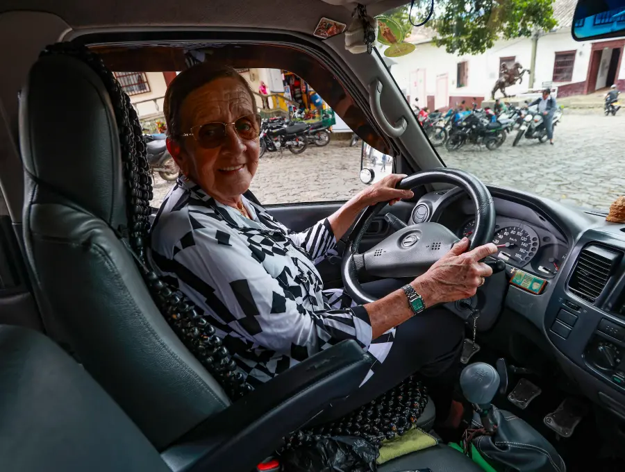 Doña Blanca Adiela en una de las vans de Cootrayal, la última empresa para la que trabajó haciendo viajes por el Norte antioqueño. Foto: Manuel Saldarriaga Quintero.