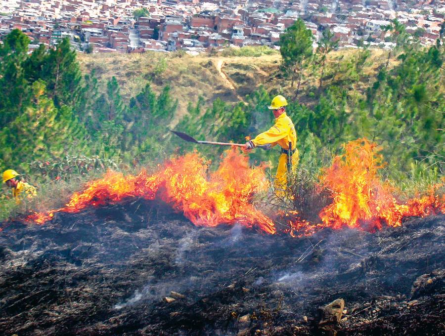 En Antioquia urge dotar mejor a los cuerpos de bomberos y abandonar prácticas que propician la aparición de incendios. FOTO Juan Antonio Sánchez
