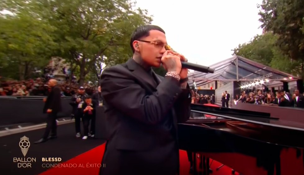 Blessd en la apertura de la alfombra roja del Balón de Oro en París. FOTO Captura de video