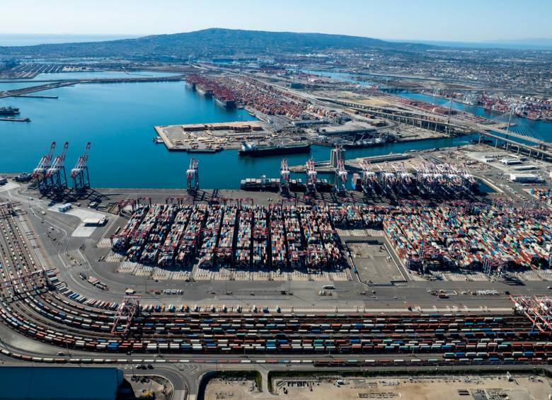 El puerto de Los Ángeles, California (EE. UU.), está al borde del colapso. Están trabajando 24 horas al día para descargar. FOTO Getty