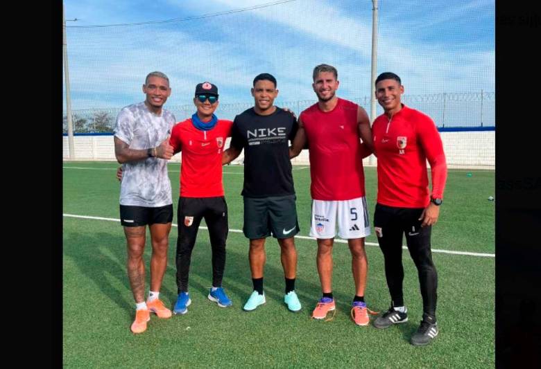 En sus redes Luis Fernando Murierl (negro) ha compartido momentos con algunos jugadores de Junior, el equipo en el que al parecer, continuará su carrera este 2026. FOTO TOMADA X@Luisfmuriel09