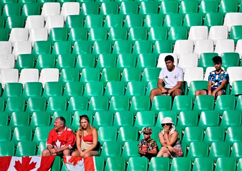 Gradas vacías en el duelo entre Canadá y Nueva Zelanda femenino en Saint-Etienne. FOTO AFP