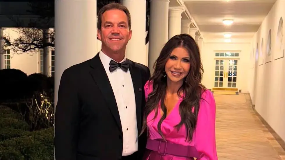 Kristi Noem aseguró que su familia desconocía el material revelado sobre su esposo. FOTO: Redes Sociales.