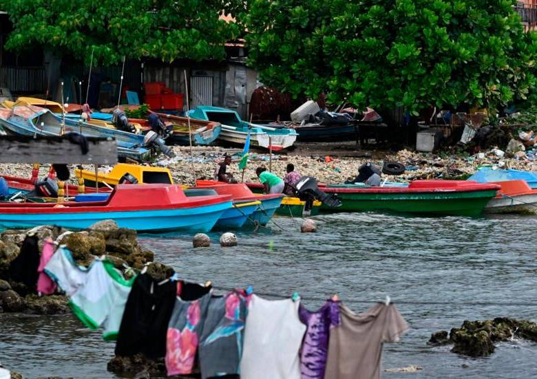 Vista general de un pueblo de pescadores en Honiara, la capital de Islas Salomón, el 16 de abril de 2024. FOTO AFP