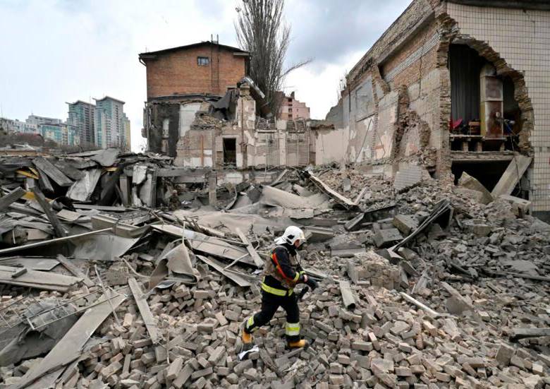 El asalto, que ha causado daños significativos y heridos, intensifica una serie de ofensivas rusas que también han afectado a otras ciudades ucranianas. FOTO: AFP