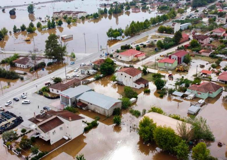 Las autoridades locales indican que dos represas colapsaron causando inundaciones y dejando a muchos de sus residentes atrapados en sus hogares. Foto: AFP