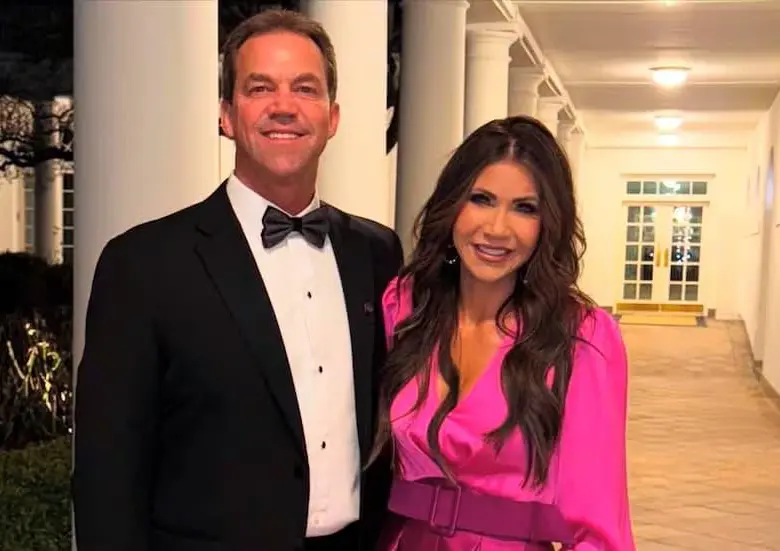 Kristi Noem aseguró que su familia desconocía el material revelado sobre su esposo. FOTO: Redes Sociales.