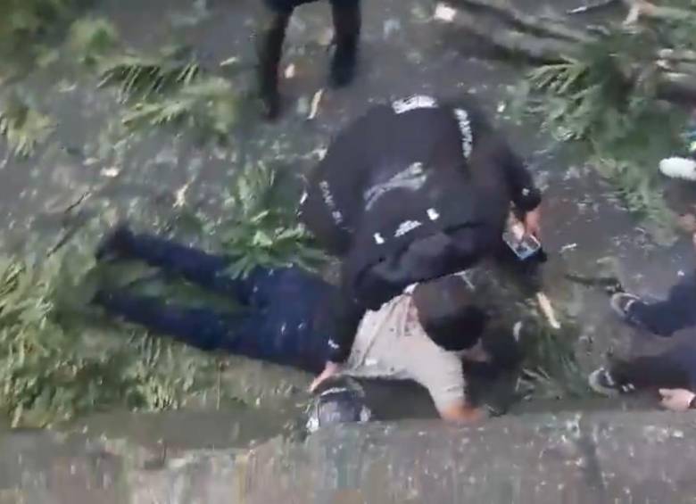 El afectado por la caída del árbol en Las Palmas. FOTO: Cortesía