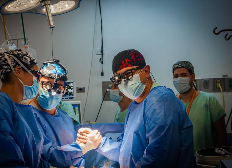 En la madrugada del 31 de octubre en el Hospital General de Medellín un equipo médico hacía historia para la salud pública del país. FOTO Cortesía Hospital General