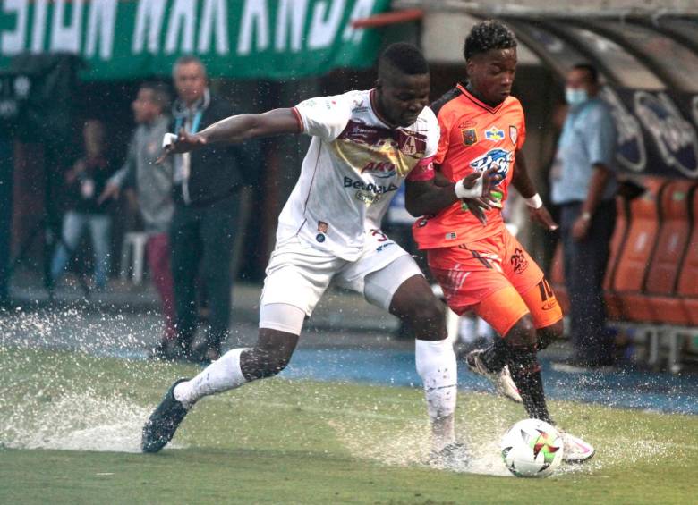 En un campo muy afectado por la lluvia el Envigado cayó goleado ante Tolima en el Polideportivo Sur. FOTO DIMAYOR