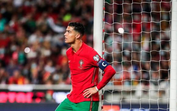 El astro del fútbol mundial, Cristiano Ronaldo deja en evidencia la tristeza de no lograr la clasificación directa con Portugal al Mundial de Qatar. FOTO EFE