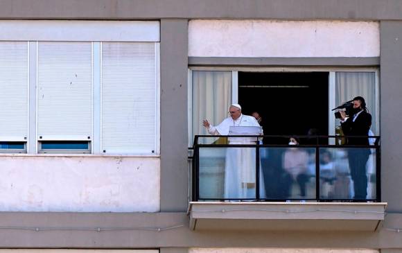 El Papa rezó el Ángelus desde un balcón del policlínico Gemelli, donde se encuentra internado. FOTO EFE
