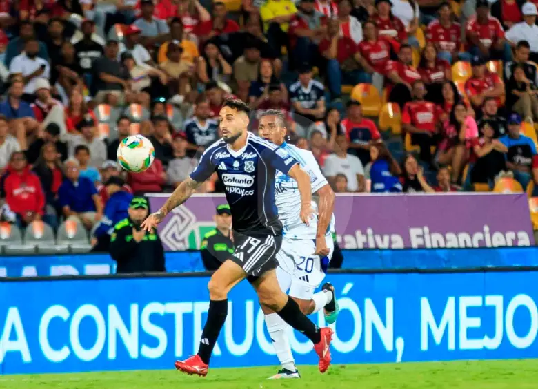 El delantero del DIM, Francisco Fydriszewski, en una acción durante el partido que el Poderoso ganó 1-0 contra Millonarios. FOTO CAMILO SUÁREZ