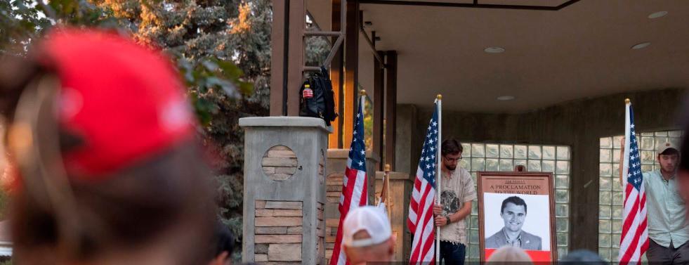 Decenas de personas le han rendido homenaje al activista asesinado Charlie Kirk. FOTO: AFP.