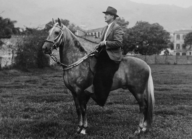 Fotografía de Fidel Ochoa Vélez, tomada en 1940 en el campus de la Universidad Nacional de Medellín. En la imagen, Fidel aparece de sombrero, saco, corbata y zamarros, montado en el caballo isabelino Cometa. FOTO CORTESÍA MIGUEL RESTREPO OCHOA