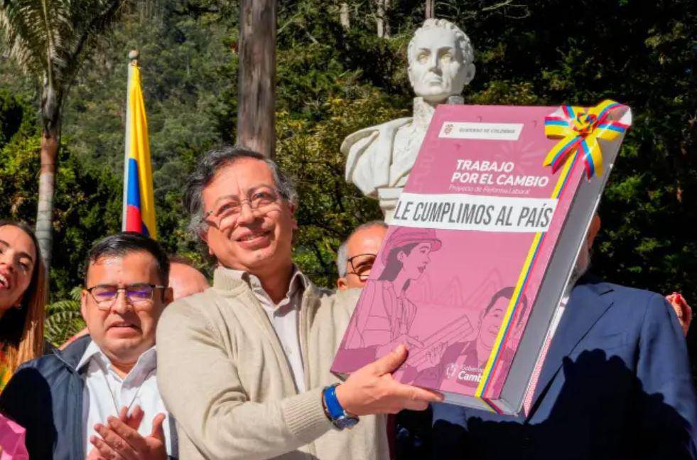 El presidente Gustavo Petro sancionó y firmó la reforma laboral el 25 de junio de 2025 en un acto celebrado en la Casa Museo Quinta de Bolívar, en Bogotá. Foto: Presidencia
