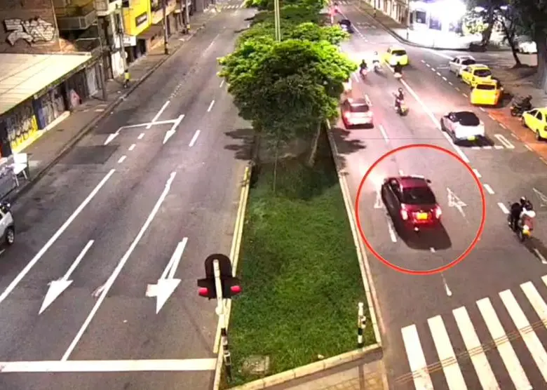 Después de localizado el vehículo, lo siguieron a través de cámaras, hasta que los policiales lo interceptaron. IMAGEN TOMADA DE VIDEO